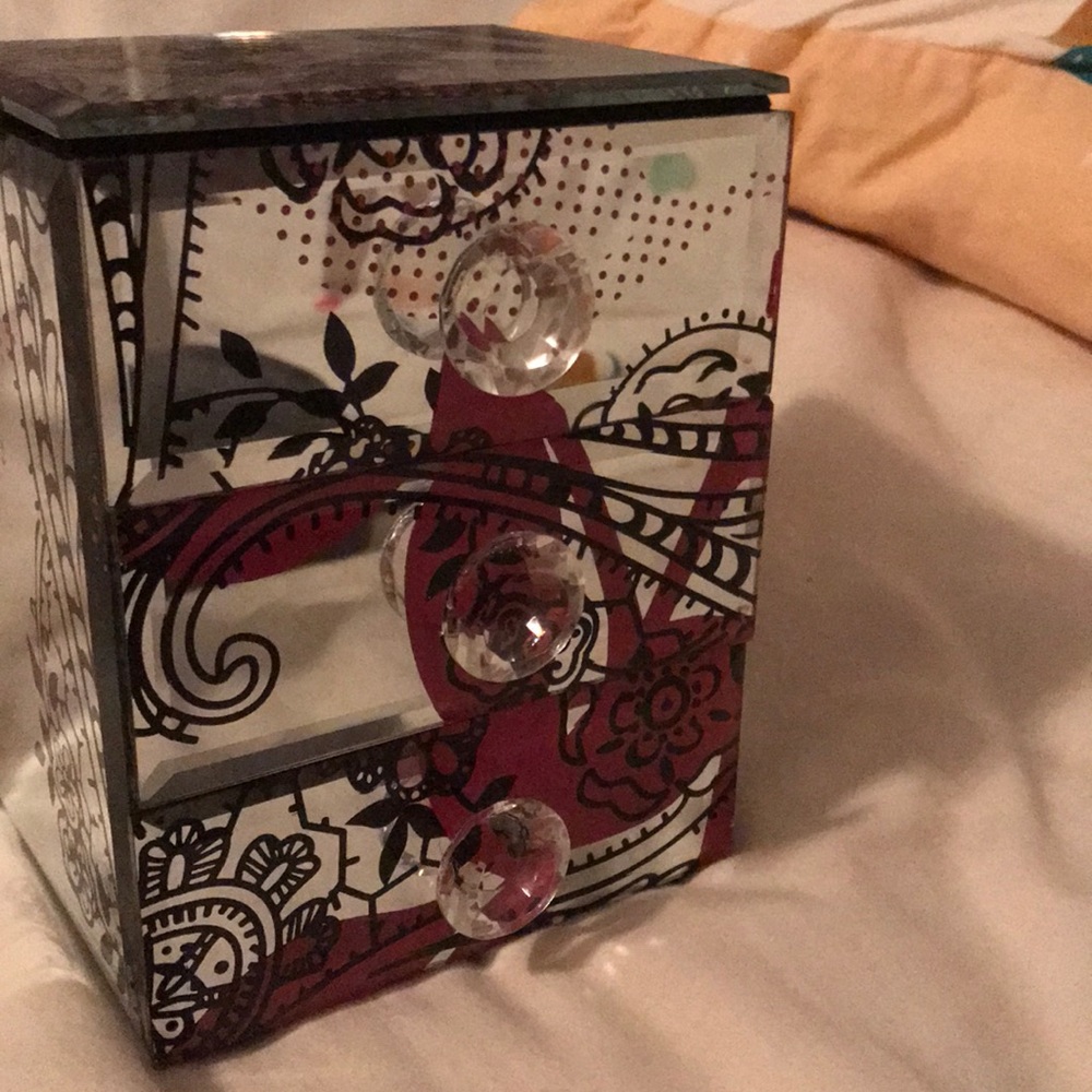 Reflective jewelry box